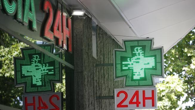 Imagen de una farmacia en la que se anuncia que abre las 24 horas del día.