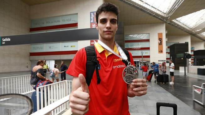 Carlos Alocén, en la estación Delicias con la plata del Europeo sub-20.