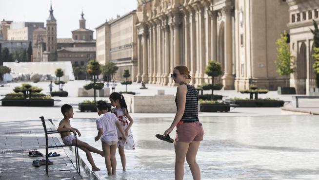 El calor vacía la plaza del Pilar de Zaragoza