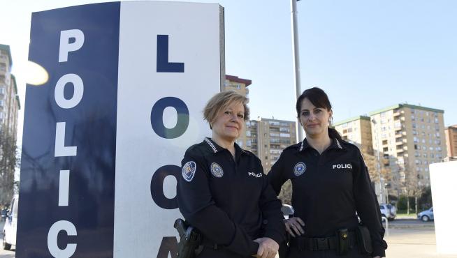 Chus Gabarre y Rosa Cacho en la entrada del cuartel de la Policía Local de Huesca.
