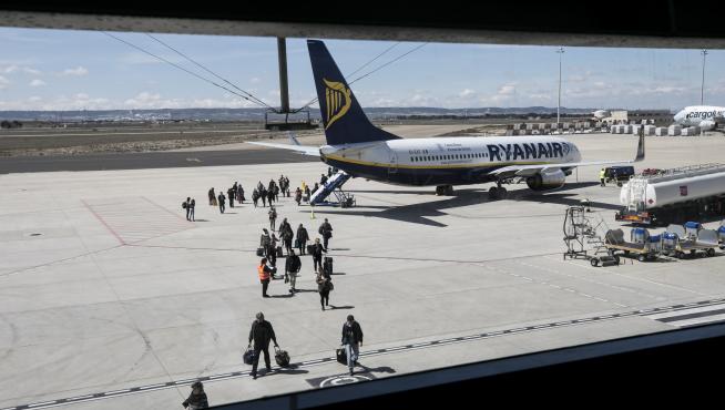 Llegada del vuelo a París de Ryanair en el aeropuerto de Zaragoza.