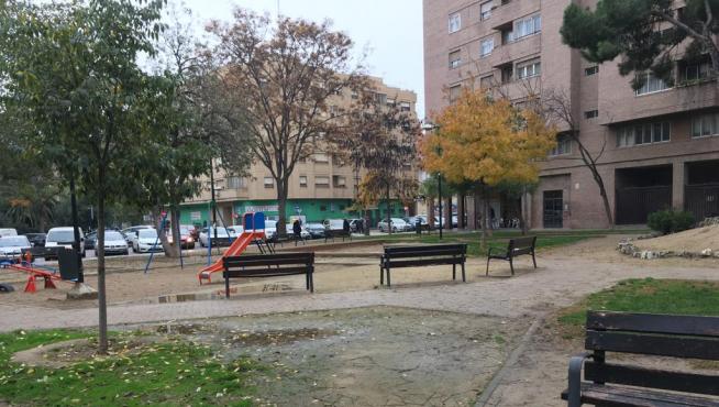 La plaza Reina Sofía, en el barrio de San José de Zaragoza, es una de las zonas verdes peor conservadas del barrio, según la asociación vecinal.