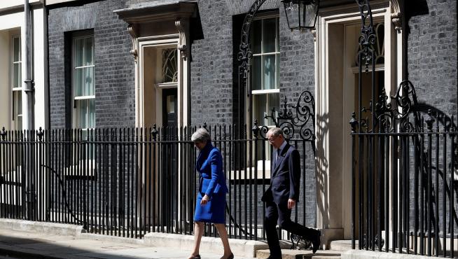 Theresa May, acompañada por su marido Philip, en su último día en Downing Street, en Londres.