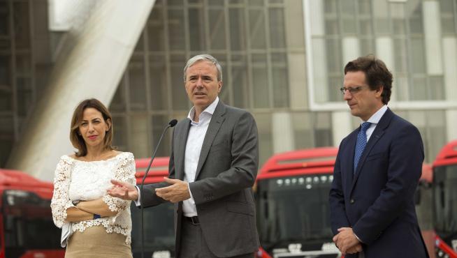 El alcalde de Zaragoza, Jorge Azcón, atendiendo a los medios