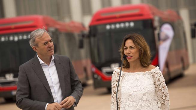 El alcalde, junto a la concejal de Servicios Públicos y Movilidad, Natalia Chueca.