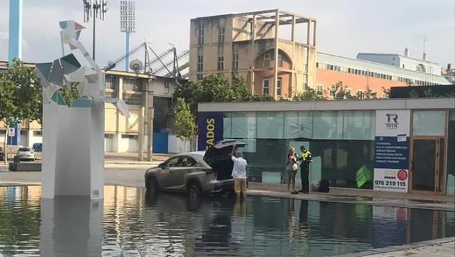 Un turista despistado acaba con su coche en una fuente en Zaragoza.