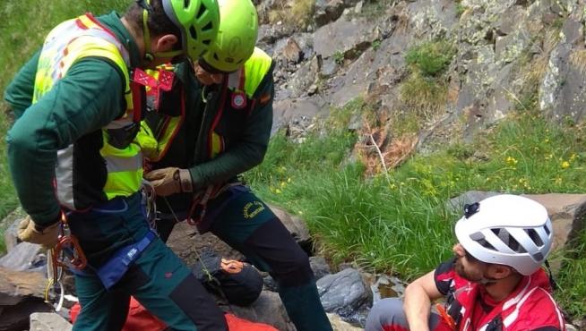 Imágenes de la operación de rescate de un montañero en el ibón de Escalar.