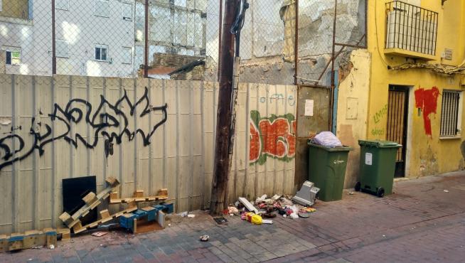 La acumulación de basuras en la vía pública es otro de los problemas que sufren los vecinos de Ramón Pignatelli.