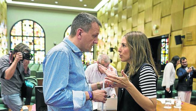 La concejal de Hacienda, María Navarro, con su antecesor en el cargo, Fernando Rivarés.