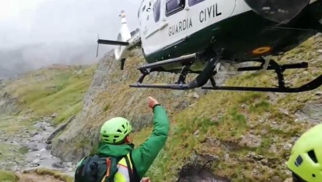 Momento de la llegada del helicóptero de la Guardia Civil para evacuar al montañero herido.