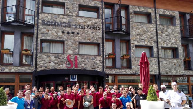 Foto de familia de la expedición azulgrana con los empleados del Sommos Hotel Aneto.