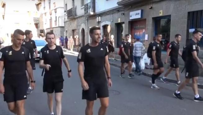 Los árbitros y asistentes de Primera División, paseando por Biescas (Huesca) este martes.