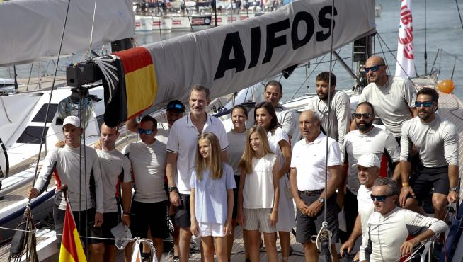 Los reyes y sus hijas posan junto a la tripulación de AIPOS.