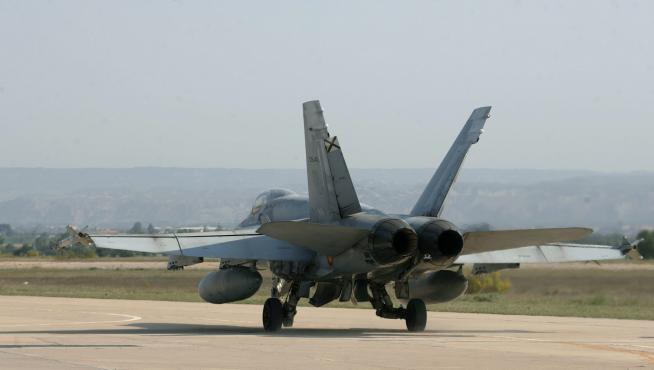 Un cazabombardero F-18 del Ala 15 de la Base Aérea de Zaragoza se salió anoche de la pista en un vuelo nocturno por un fallo en el tren de aterrizaje.