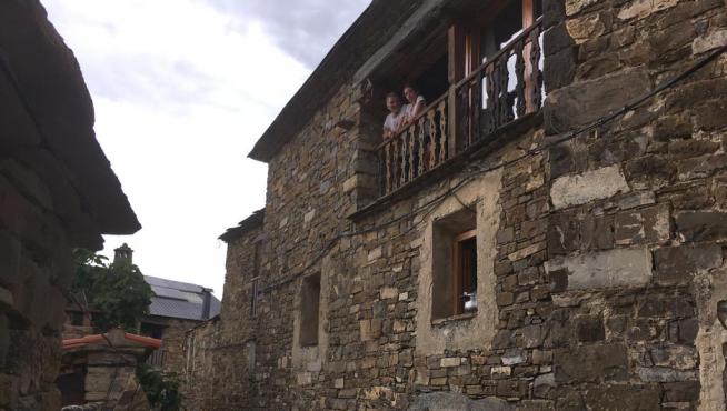 Los dos vecinos de Morillo de Sampietro asomados al balcón por el que uno de ellos vio pasar a Jesús Ríos.