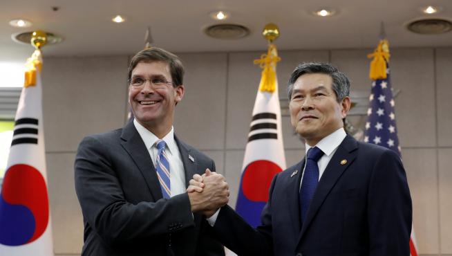 U.S. Defense Secretary Mark Esper and South Korean Defense Minister Jeong Kyeong-doo hold their hands ahead of a meeting at Defense Ministry in Seoul, South Korea, August 9, 2019. Lee Jin-man/Pool via REUTERS [[[REUTERS VOCENTO]]]