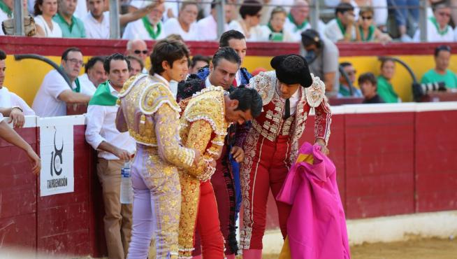 Emilio de Justo, doliéndose del pitonazo recibido en Huesca.