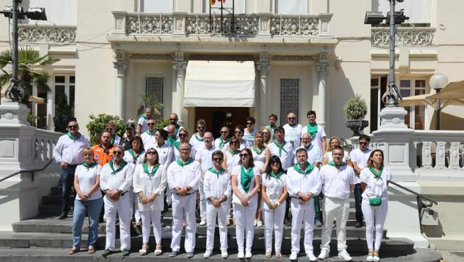 La concentración apenas ha reunido a unas decenas de personas, principalmente representantes municipales.