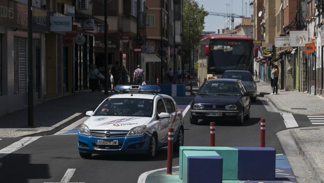 Un coche patrulla, en la calle de Antonio Leyva del barrio Oliver.