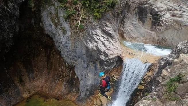 La Sierra de Guara, "la meca" para el barranquismo en familia