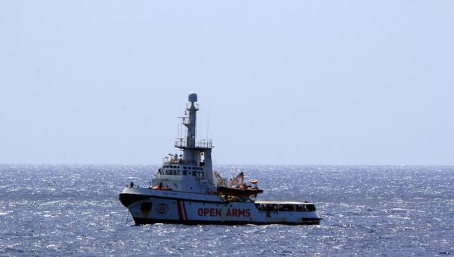 El Open Arms aguarda frente a la isla de Lampedusa con 147 inmigrantes a bordo.
