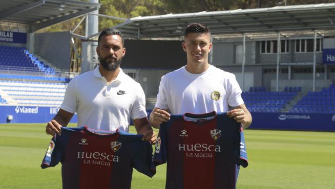 Ivi López y Cristo González, con las camisetas de la SD Huesca.