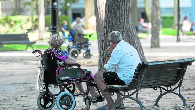 Más de 30.000 aragoneses reciben ayudas a la dependencia, pero 5.800 siguen esperándolas.