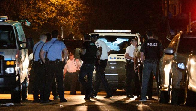 Un hombre se atrinchera ocho horas y hiere a varios policías en Filadelfia.