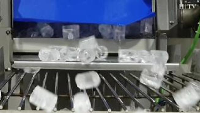 El consumo bebidas con hielo es una forma de combatir las altas temperaturas que deja el verano. Tras esos cubitos existe un cuidado proceso de elaboración que incluye analíticas y un secado, entre otras fases