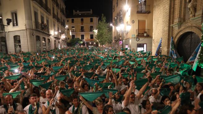 La plaza de San Lorenzo se llenó de peñistas que pusieron el colofón a las fiestas con las pañoletas en alto ante el patrón