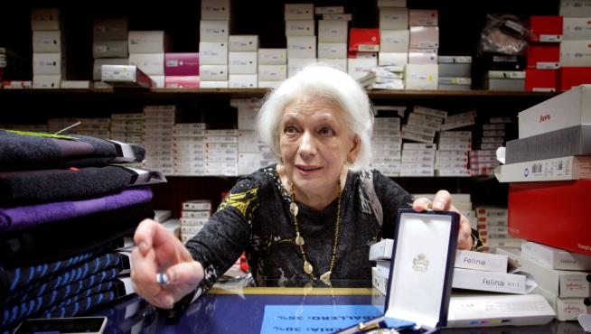 Loli muestra su medalla al Mérito por el Trabajo, concedida cuando superó los 61 años de cotización.