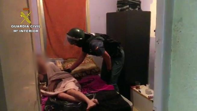 La mujer, en el momento de ser liberada por la Guardia Civil.