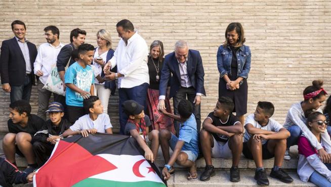 Varios niños saharauis charlan con políticos zaragozanos en el patio de San Martín de la Aljafería