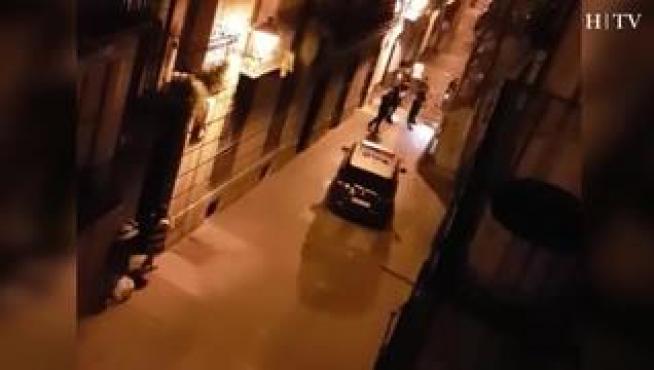 El problema y la inseguridad en el entorno de la calle de Pignatelli de Zaragoza quedó patente hace unos días. Los okupas violentos que viven en la zona lanzaron una bicicleta contra la Policía Nacional que había acudido al lugar.