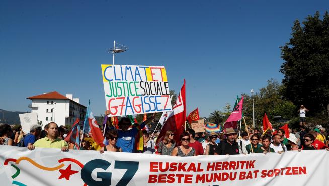 Miles de personas marchan desde Hendaya en la "contracumbre" del G7.