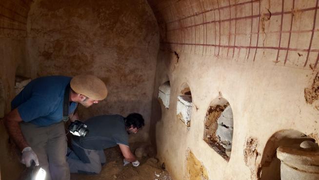 Descubren en Carmona un mausoleo subterráneo de época romana que conserva "intactos" sus nichos y ajuares.