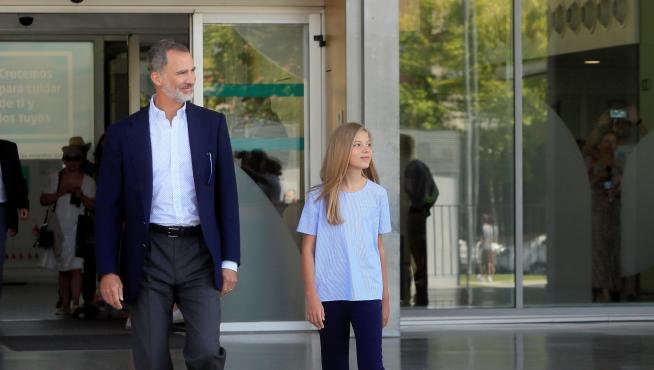 Felipe VI ha acudido a visitar a su padre acompañado de su hija, la infanta Sofía.