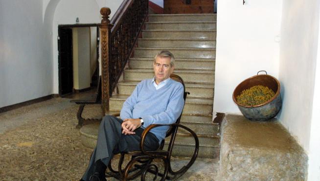 Santiago Lanzuela, candidato al Congreso de los Diputados por el PP en Teruel en 2004, durante una entrevista concedida a HERALDO, en su casa familiar de Cella.