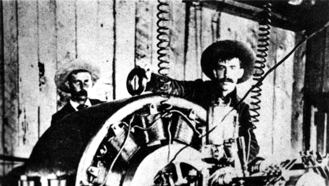 Dos trabajadores junto a un alternador Westinghouse en la central de Ames, en Colorado, en una imagen de 1891