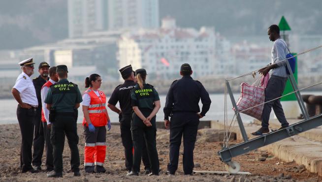 Llegan a España los 15 migrantes del Open Arms trasladados por el Audaz.