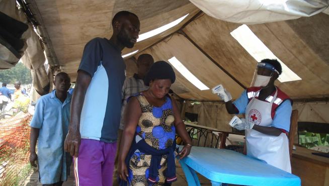 Punto de control sanitario en la frontera entre la RDC y Uganda, ante el brote de ébola.