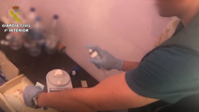 La Guardia Civil pesa y analiza la droga incautada.