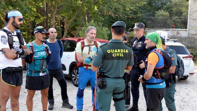 Agentes de la Guardia Civil y la Policía coordinan las tareas de búsqueda con los voluntarios.