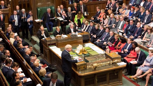 El Parlamento británico aprueba tramitar una ley contra un 'brexit' duro.
