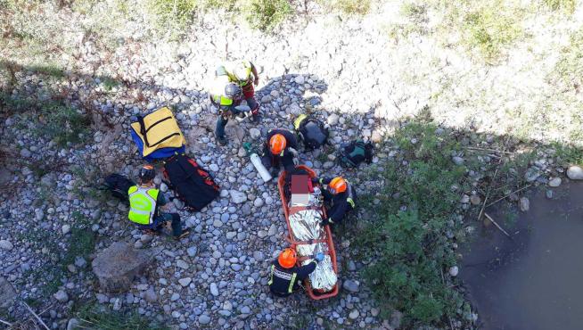 Fue a parar a un islote, del que lo sacaron los bomberos con ayuda del helicóptero de la Guardia Civil.