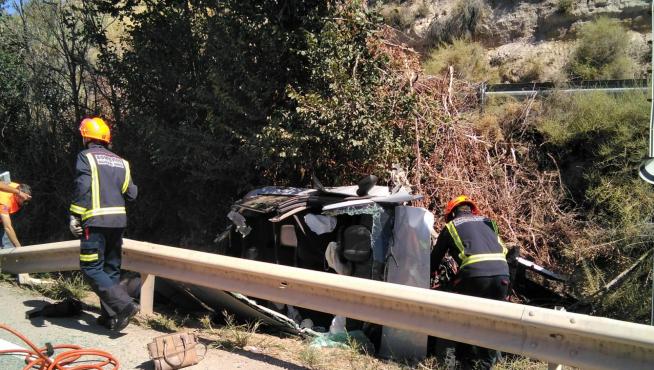 Los bomberos han rescatado el cuerpo, que ha quedado atrapado en el coche.