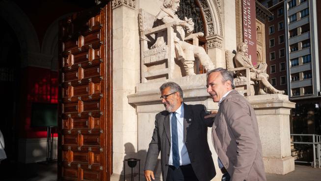 El rector de la Universidad de Zaragoza, José Antonio Mayoral, recibe en el Paraninfo al alcalde de la ciudad, Jorge Azcón.