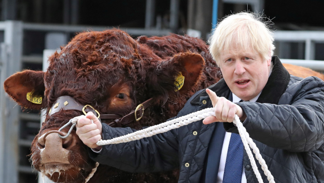 Boris Johnson durante su visita a una granja de Escocia
