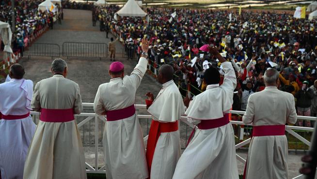 El Papa saluda a los fieles durante su visita a Madagascar
