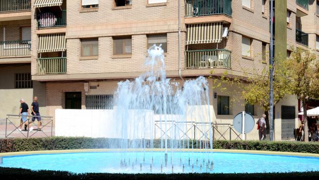 La fuente se sitúa en la confluencia de la avenida de Huesca y la calle de Belmonte de San José.